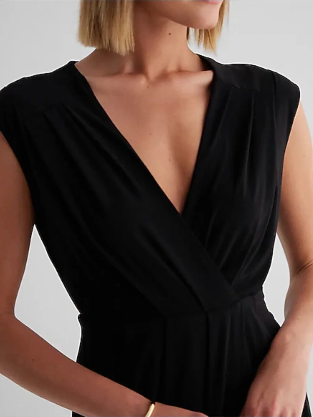 NWT Express Women’s Black Solid V-Neck Wide-Leg Jumpsuit Sleeveless Zip Ruched M
